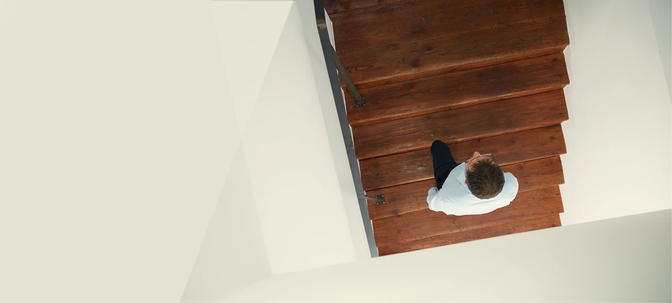 Man sieht einen Mann Treppen hochlaufen