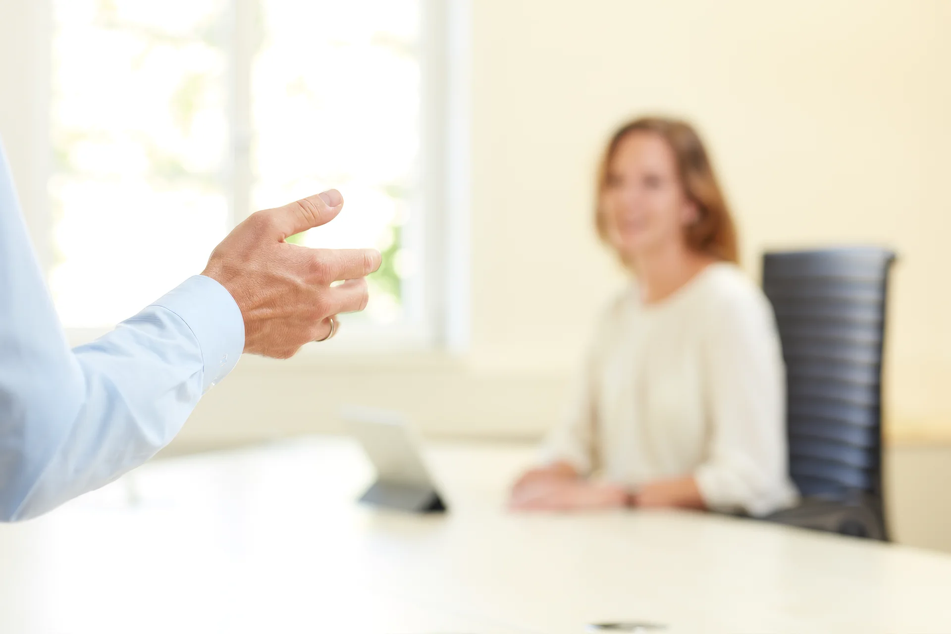 Büro, Hand, Mitarbeiterin im Fokalblur