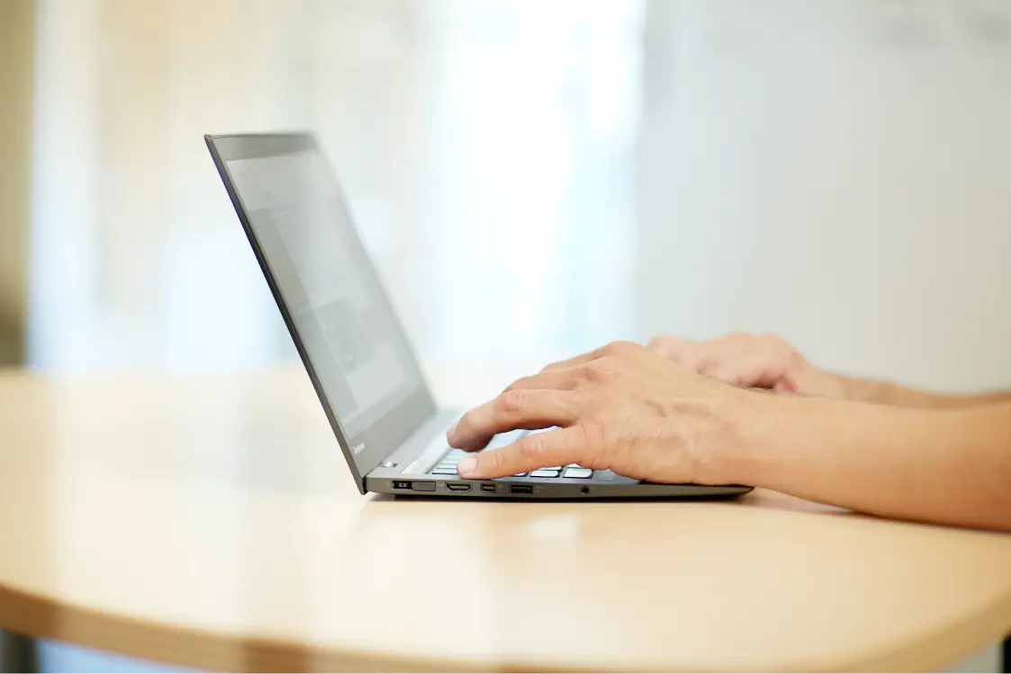Laptop wird von einen Mitarbeiter bedient