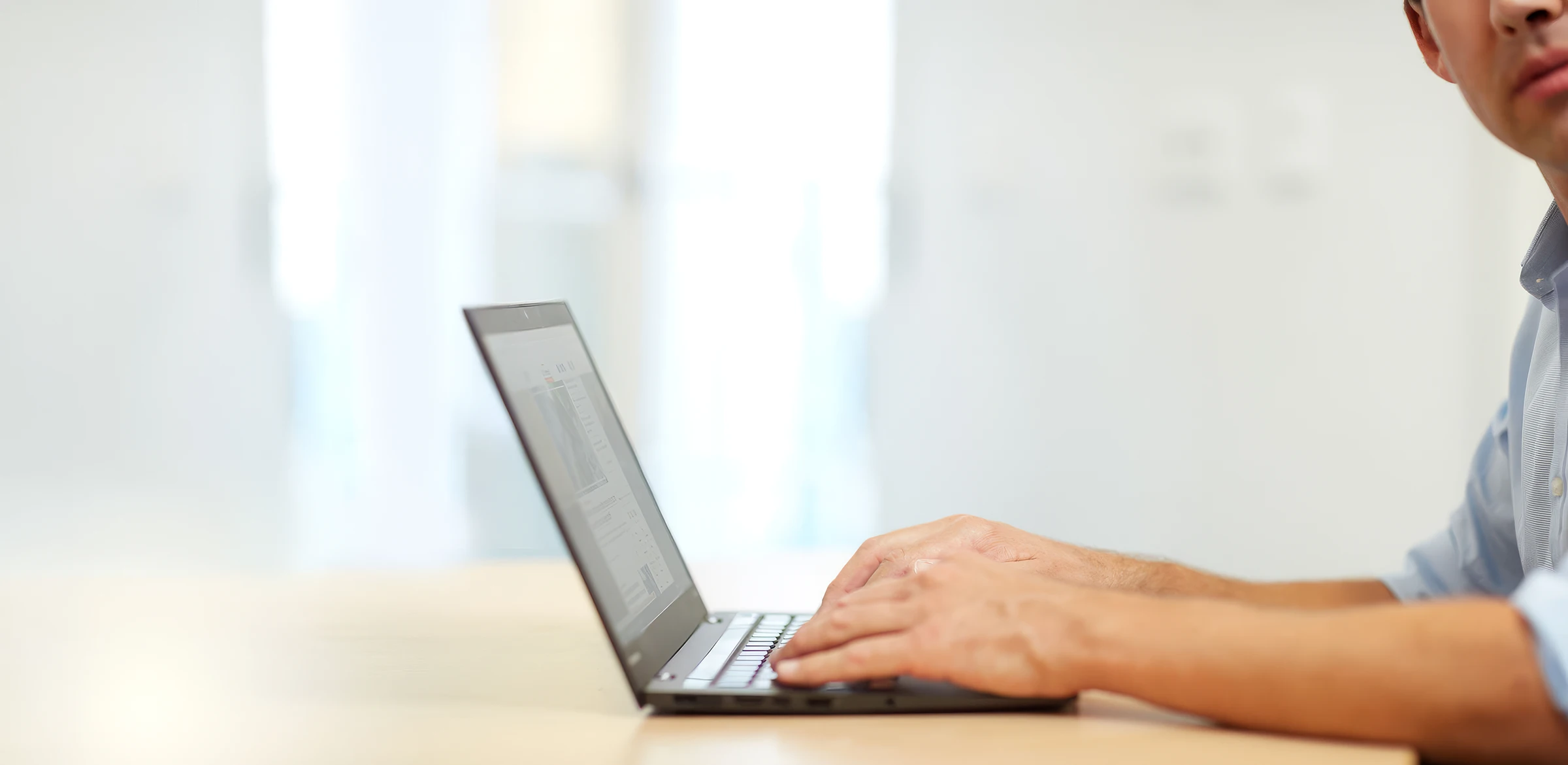 Laptop wird von einen Mitarbeiter bedient