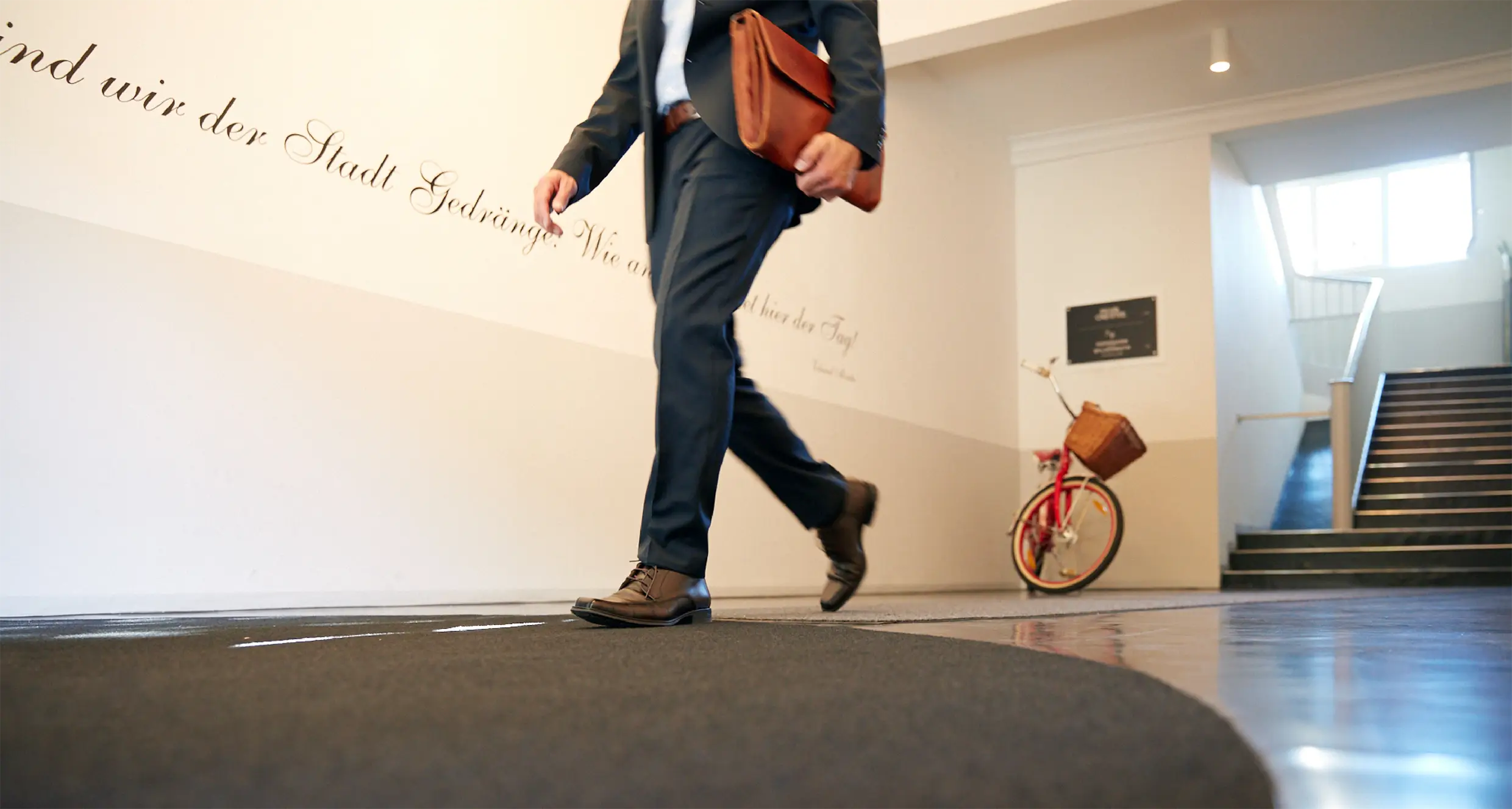 Eingang zum Büro, Treppenhaus