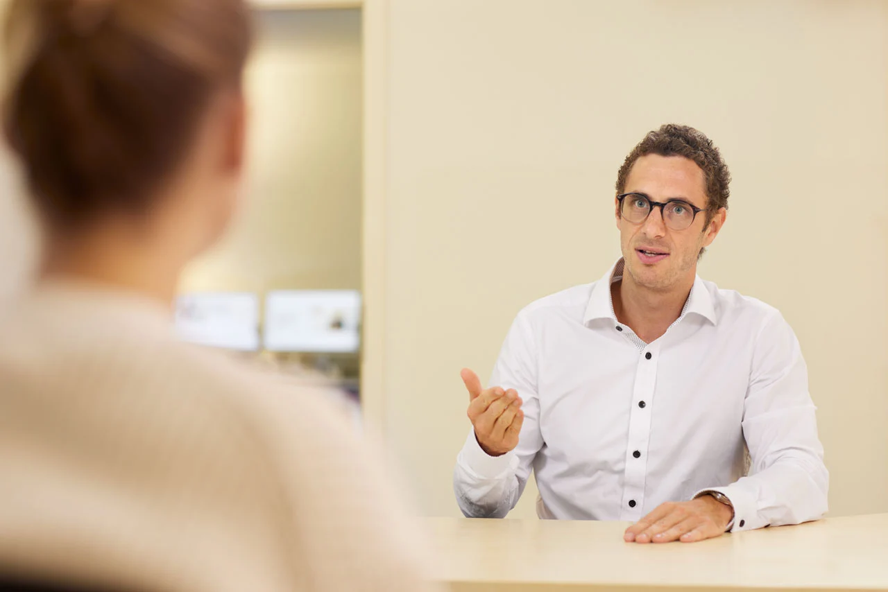 Büro zwei Mitarbeiter sitzen am Tisch